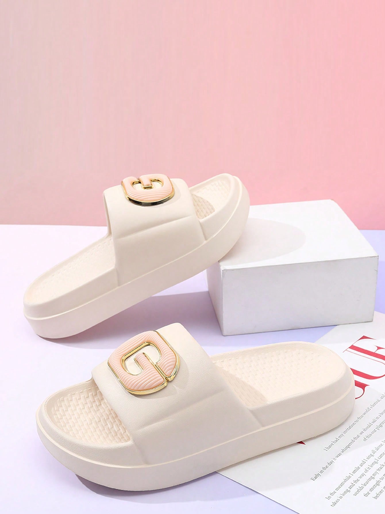 New Summer Style Simple Outdoor Women Comfortable Thick-Soled Slippers With Anti-Slip Design For Indoor Use Beige
