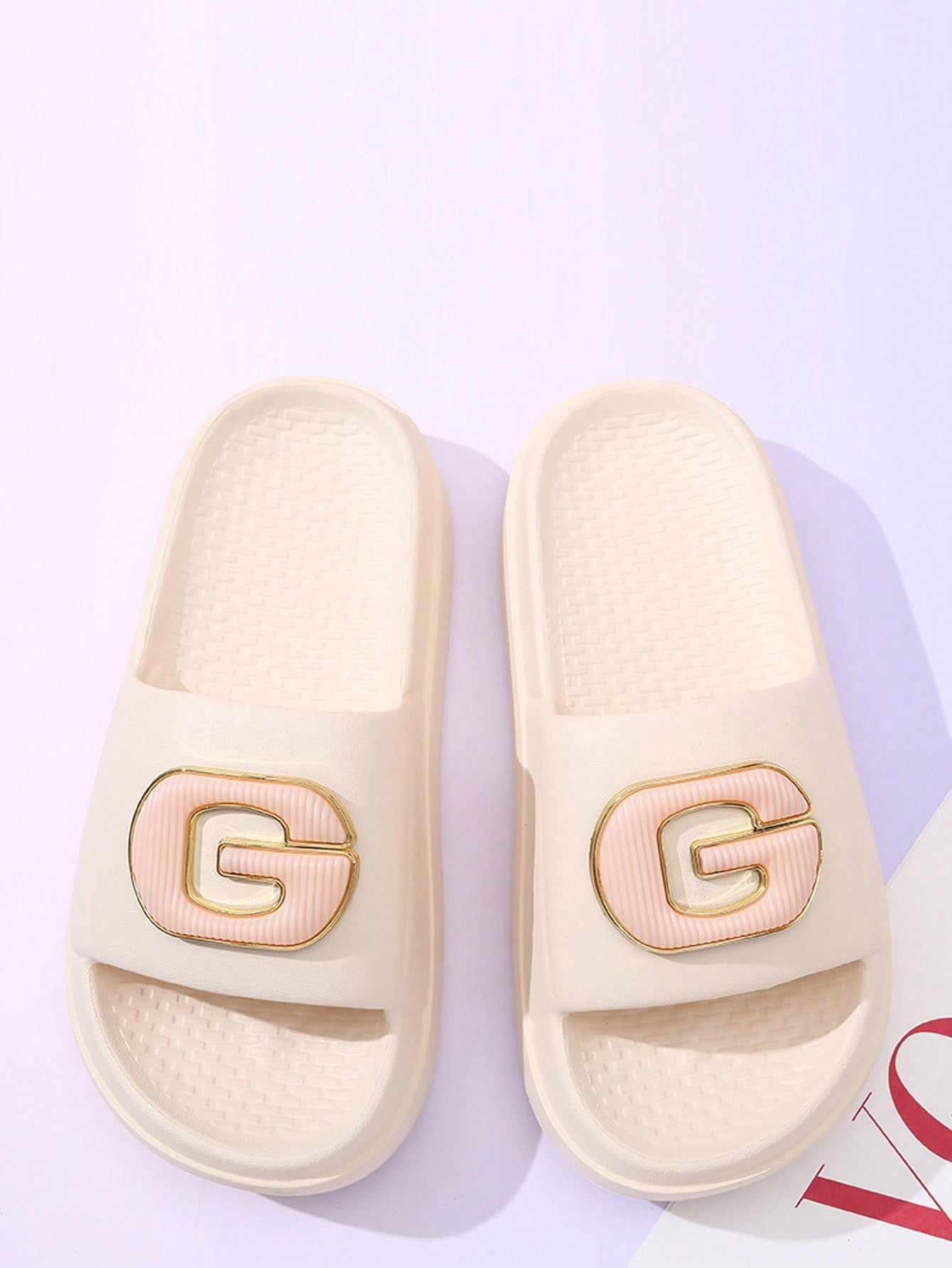 New Summer Style Simple Outdoor Women Comfortable Thick-Soled Slippers With Anti-Slip Design For Indoor Use Beige