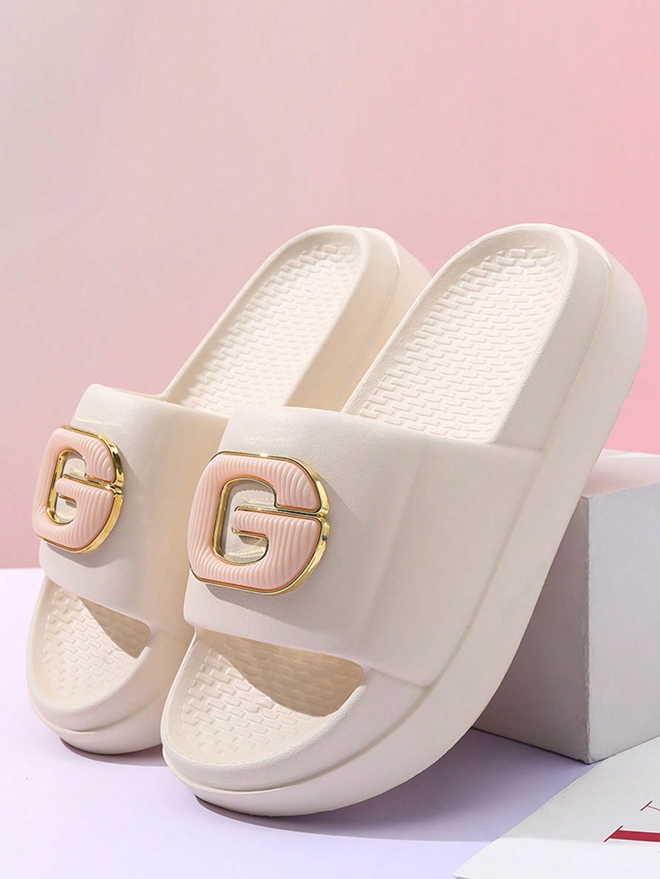 New Summer Style Simple Outdoor Women Comfortable Thick-Soled Slippers With Anti-Slip Design For Indoor Use Beige