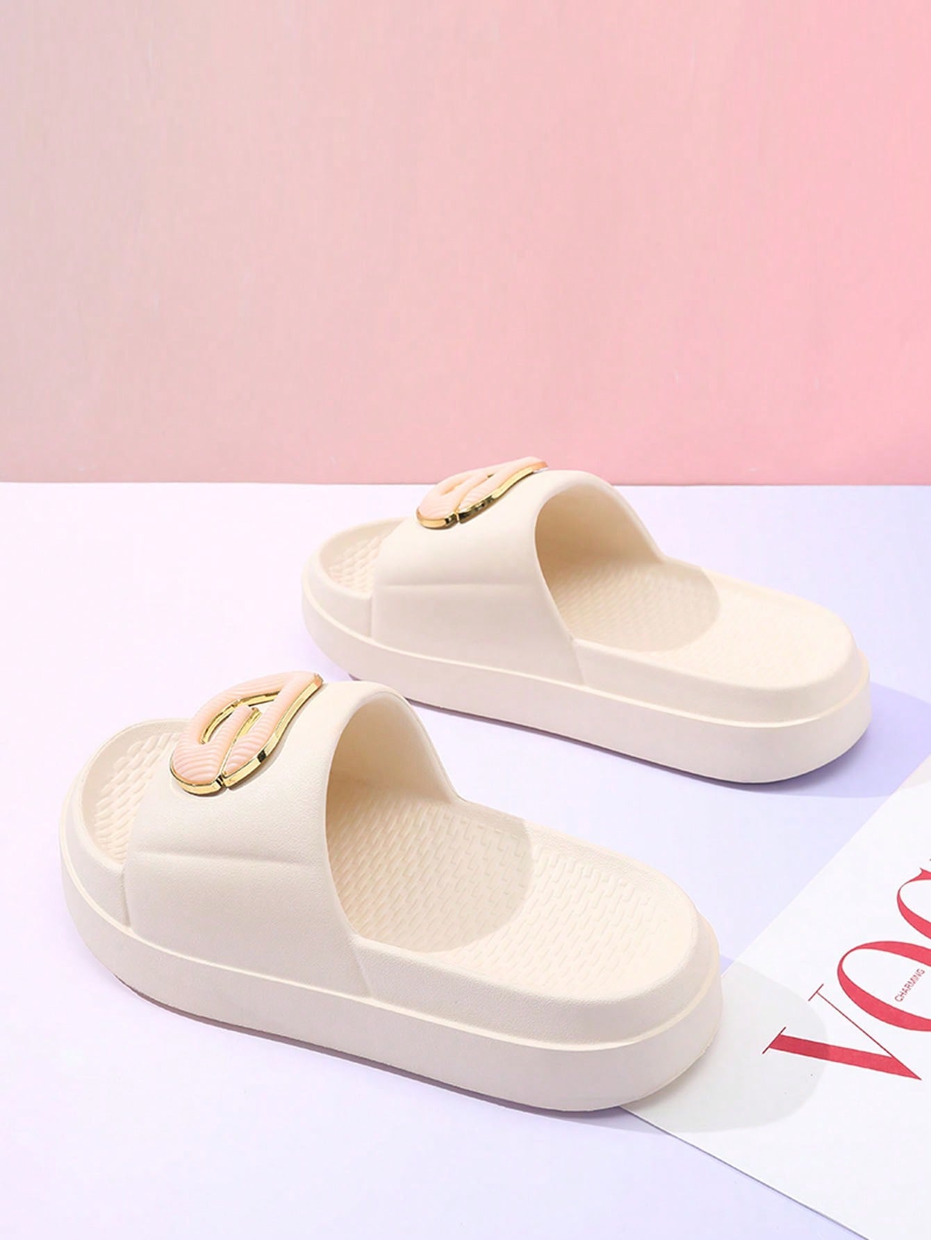 New Summer Style Simple Outdoor Women Comfortable Thick-Soled Slippers With Anti-Slip Design For Indoor Use Beige