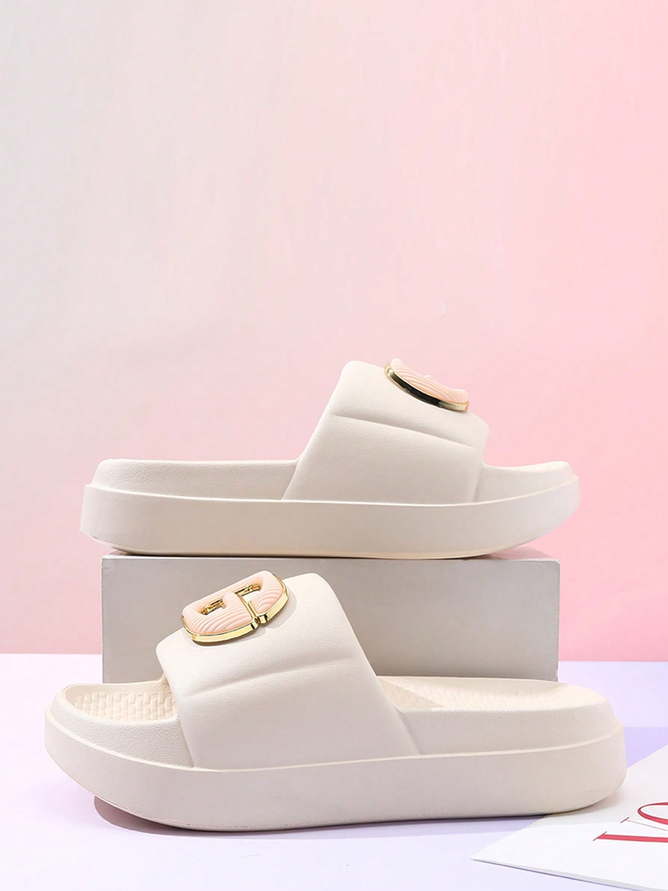 New Summer Style Simple Outdoor Women Comfortable Thick-Soled Slippers With Anti-Slip Design For Indoor Use Beige