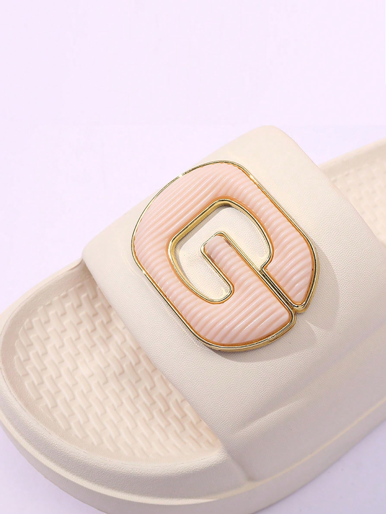 New Summer Style Simple Outdoor Women Comfortable Thick-Soled Slippers With Anti-Slip Design For Indoor Use Beige