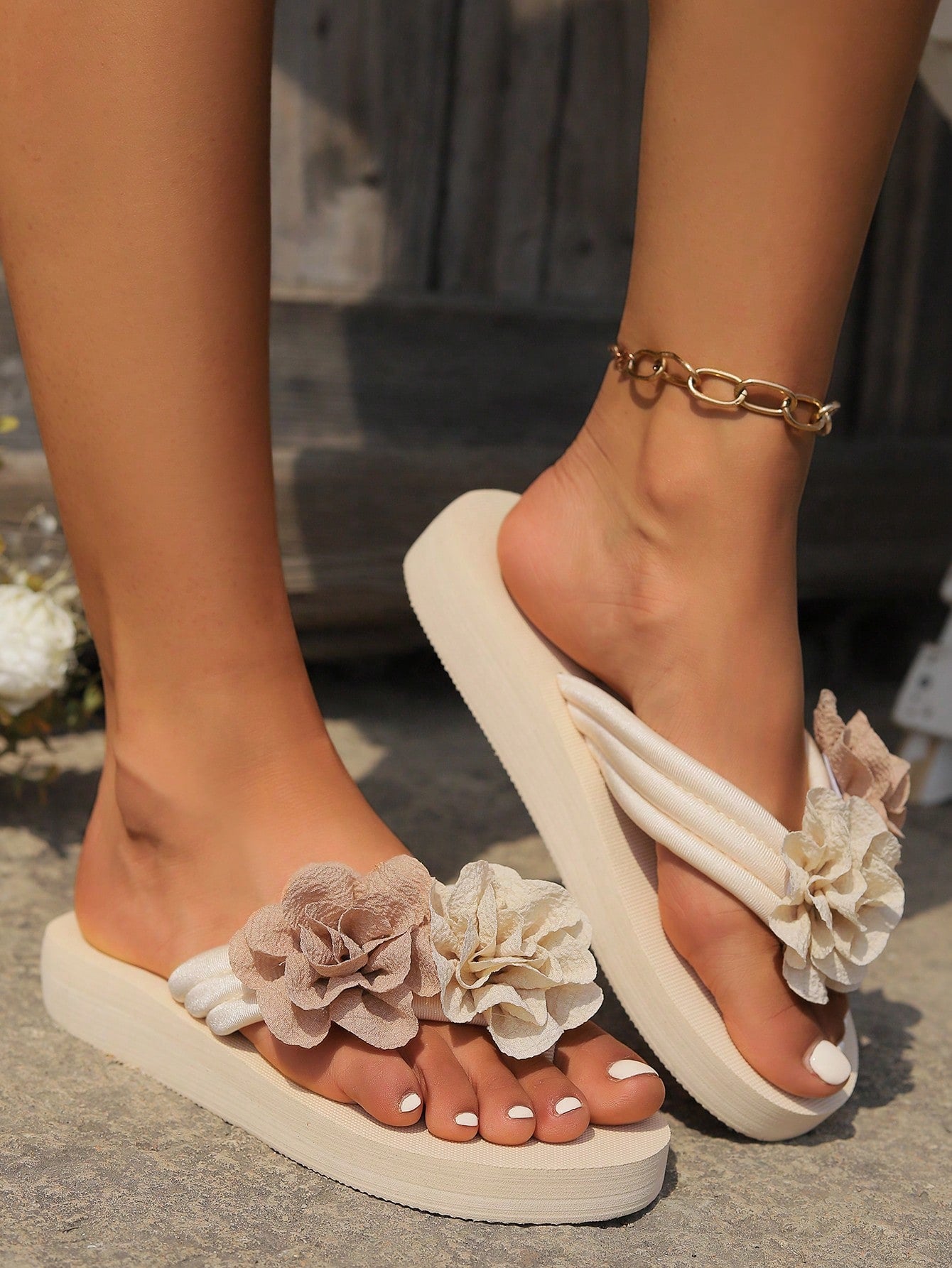 Women Handmade Flower Decor Thick Sole Anti-Slip Slippers With Toe Ring For Summer Beaches Beige