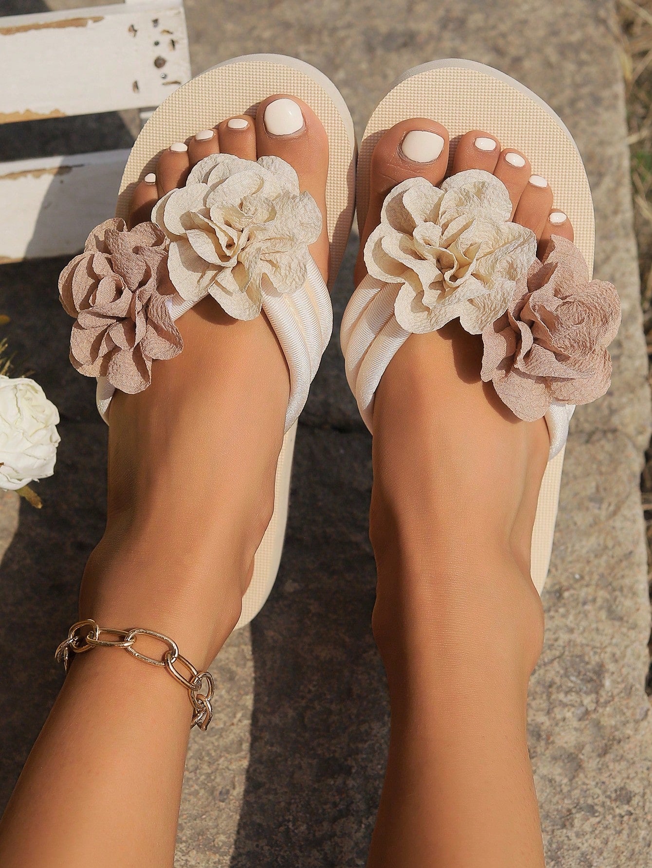 Women Handmade Flower Decor Thick Sole Anti-Slip Slippers With Toe Ring For Summer Beaches Beige