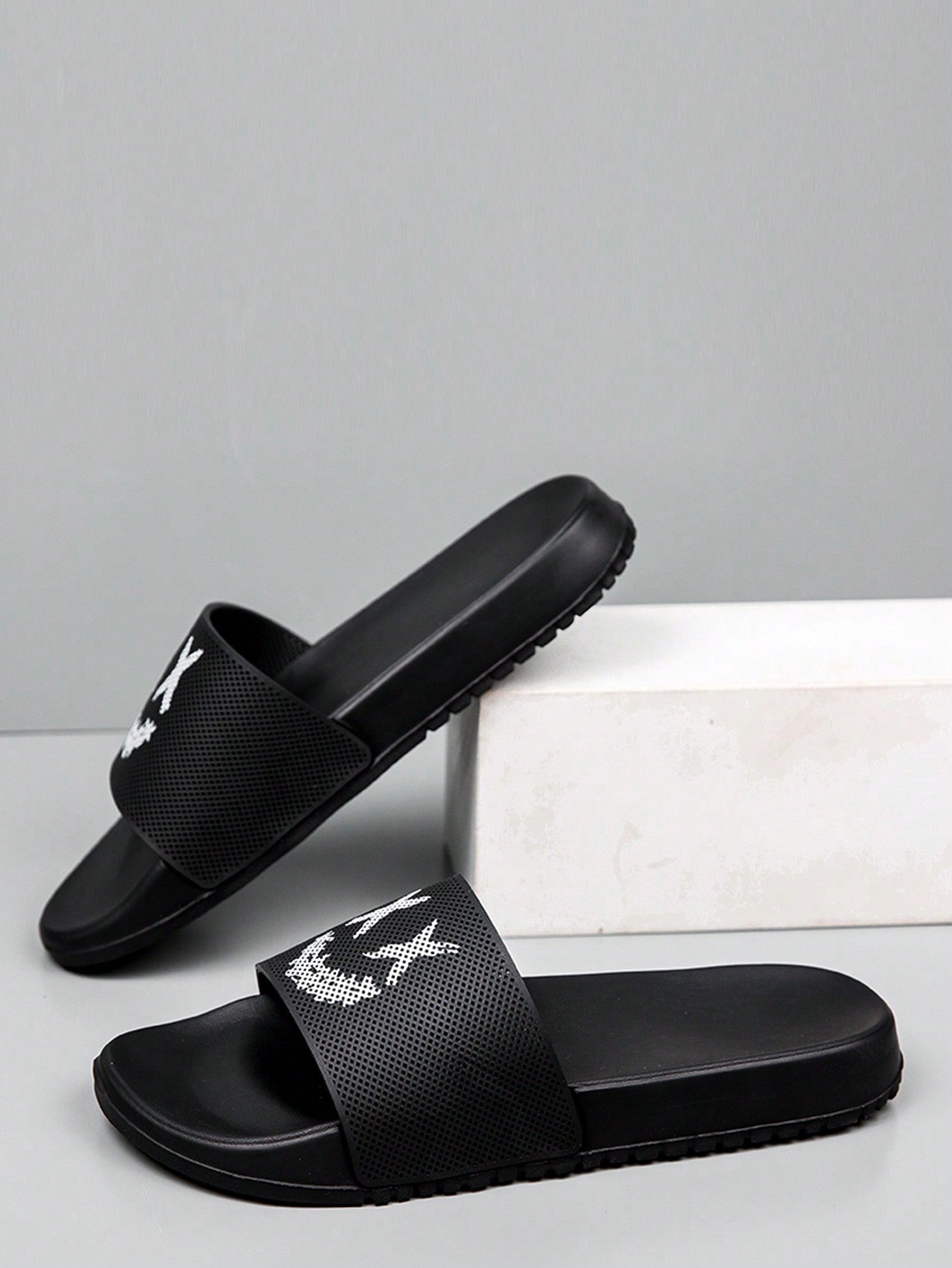 Teenagers Solid Color Foam Slippers With 3D Printed Face Shoelace, Fashionable And Versatile Indoor/Outdoor Men Slippers Black and White