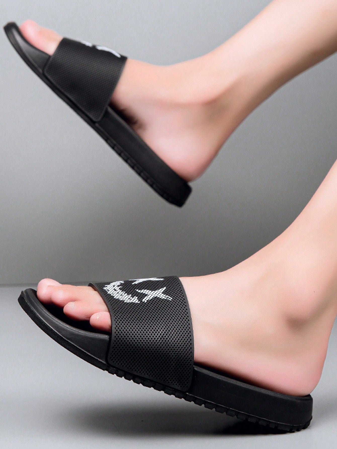 Teenagers Solid Color Foam Slippers With 3D Printed Face Shoelace, Fashionable And Versatile Indoor/Outdoor Men Slippers Black and White