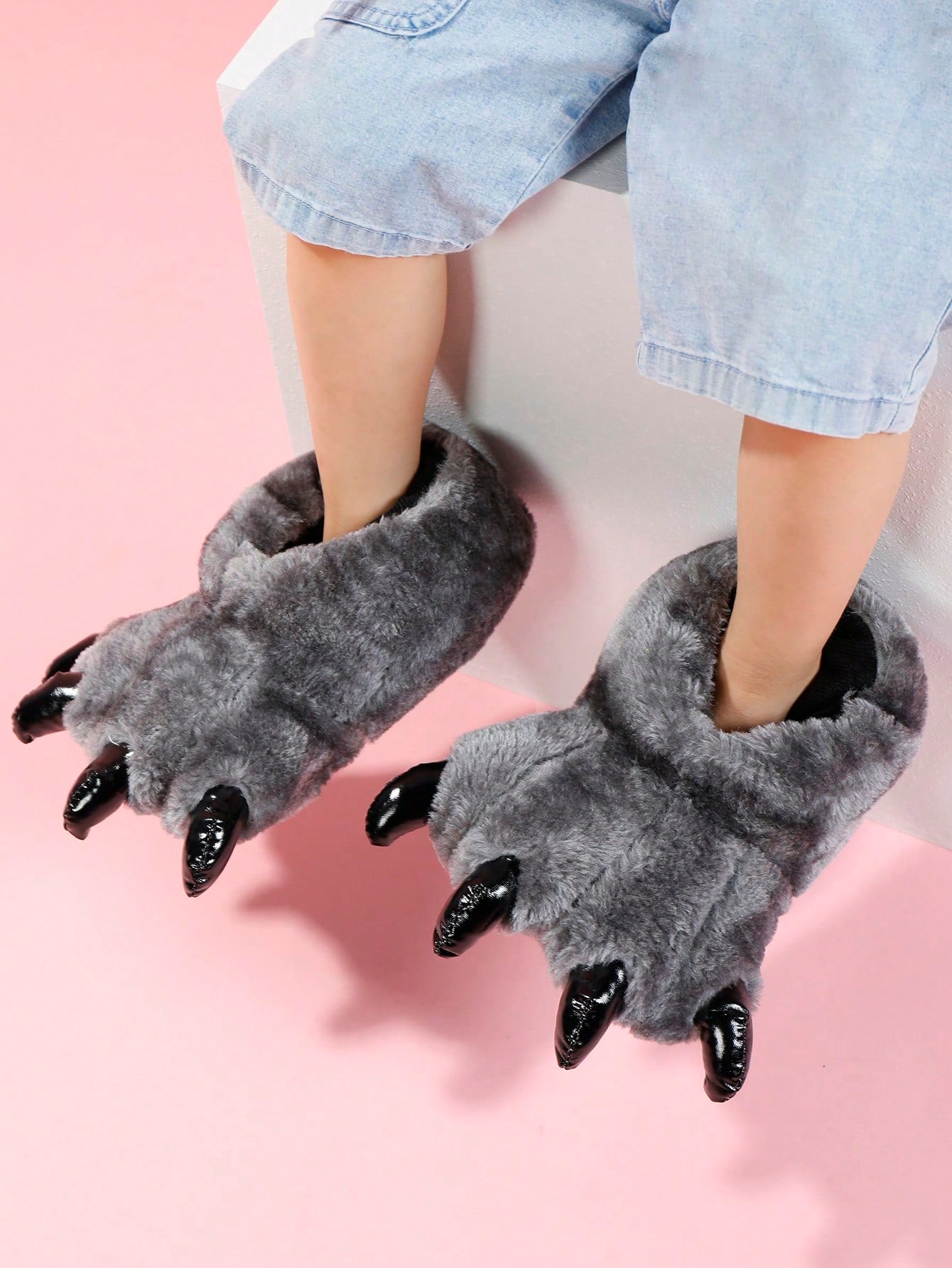 Fun Dinosaur Claw Design Plush-Lined Slip-On Slippers, Kids' Warm Cartoon Scuff House Slippers For Boys Girls, Halloween Theme, For Halloween Party Grey