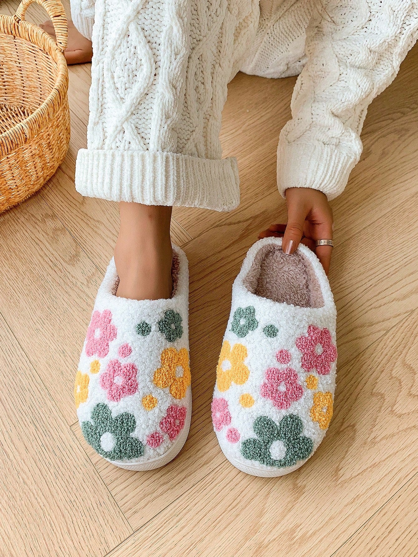 Fashionable & Cute Floral Pattern Soft Comfortable Non-Slip Durable Warm House Slippers For Winter White