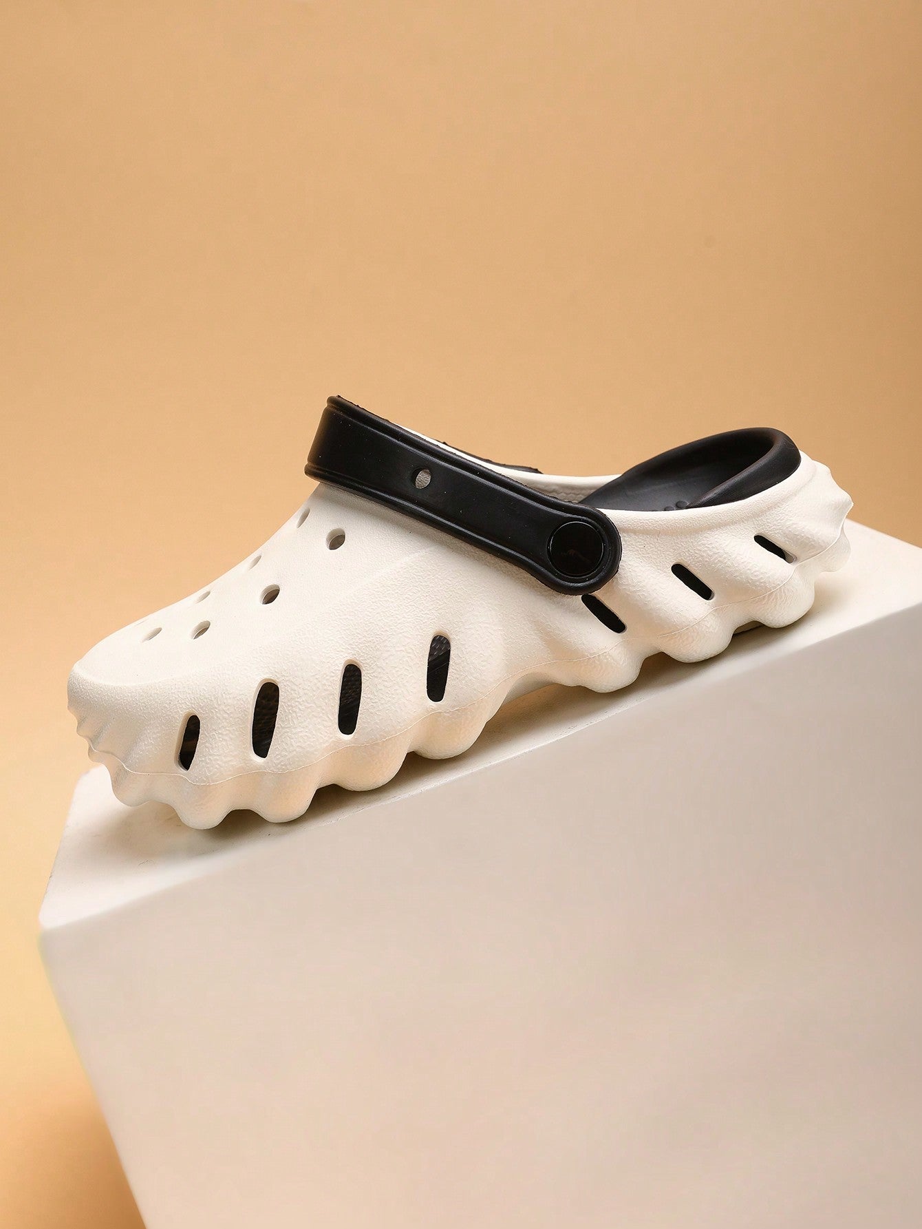 Kids Hollow Shoes Lightweight Anti-Slip Soft Bottom Teens Home Slippers Unisex Simple Beach Slides For Summer Black and White