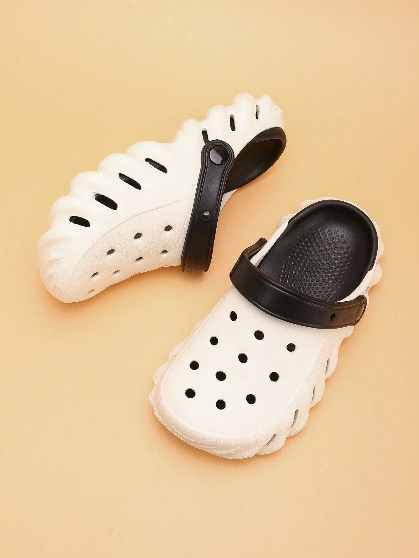 Kids Hollow Shoes Lightweight Anti-Slip Soft Bottom Teens Home Slippers Unisex Simple Beach Slides For Summer Black and White