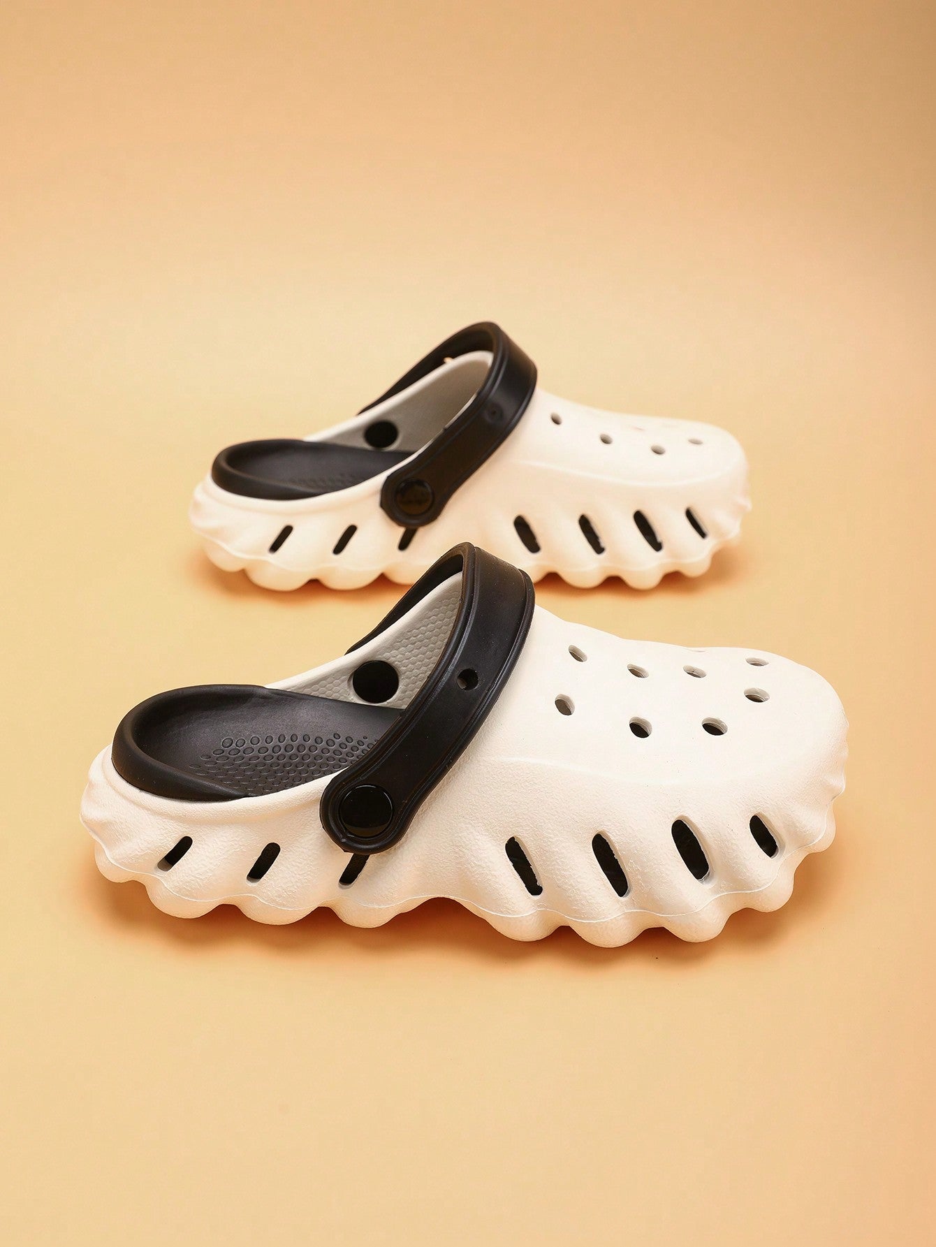 Kids Hollow Shoes Lightweight Anti-Slip Soft Bottom Teens Home Slippers Unisex Simple Beach Slides For Summer Black and White