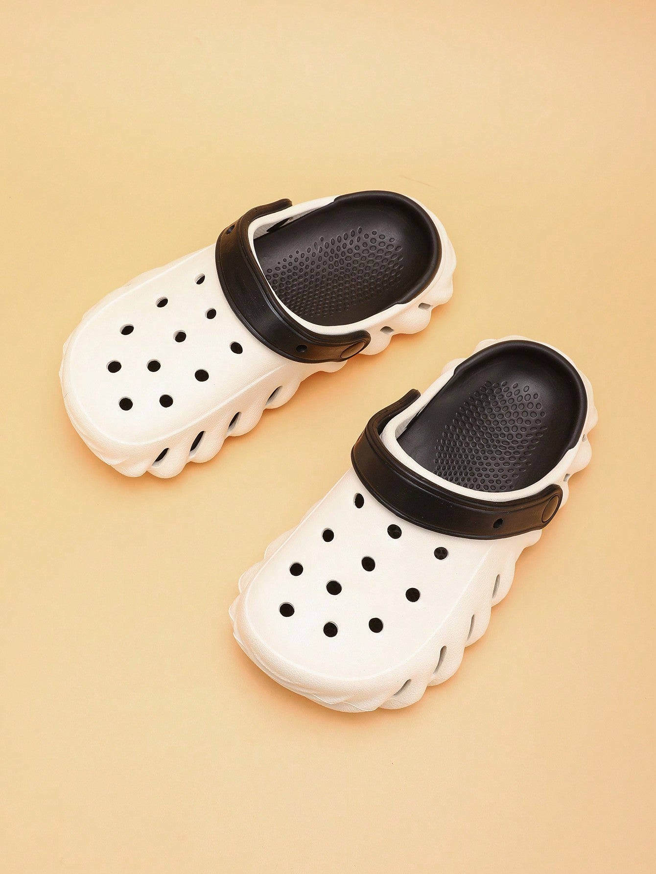 Kids Hollow Shoes Lightweight Anti-Slip Soft Bottom Teens Home Slippers Unisex Simple Beach Slides For Summer Black and White