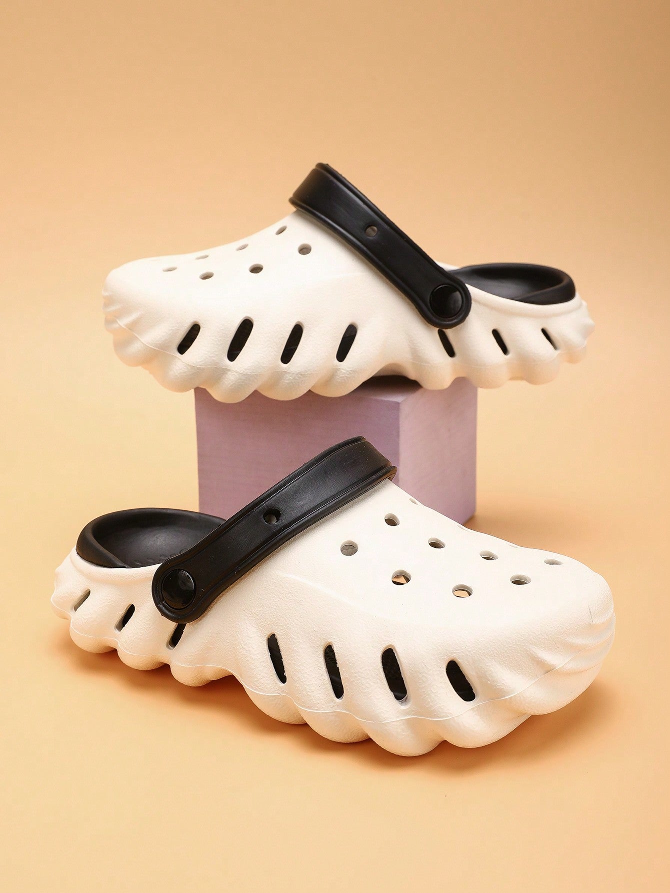 Kids Hollow Shoes Lightweight Anti-Slip Soft Bottom Teens Home Slippers Unisex Simple Beach Slides For Summer Black and White