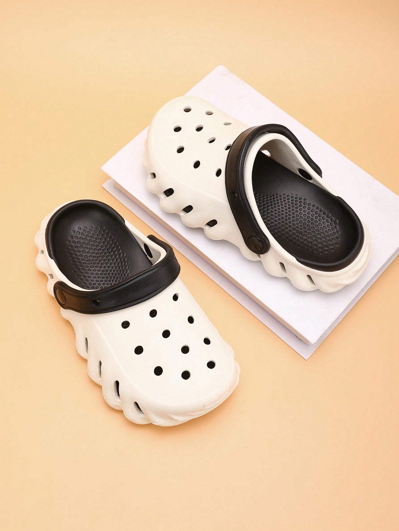 Kids Hollow Shoes Lightweight Anti-Slip Soft Bottom Teens Home Slippers Unisex Simple Beach Slides For Summer Black and White