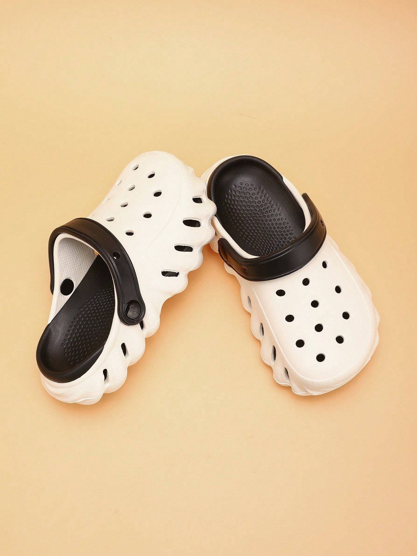 Kids Hollow Shoes Lightweight Anti-Slip Soft Bottom Teens Home Slippers Unisex Simple Beach Slides For Summer Black and White